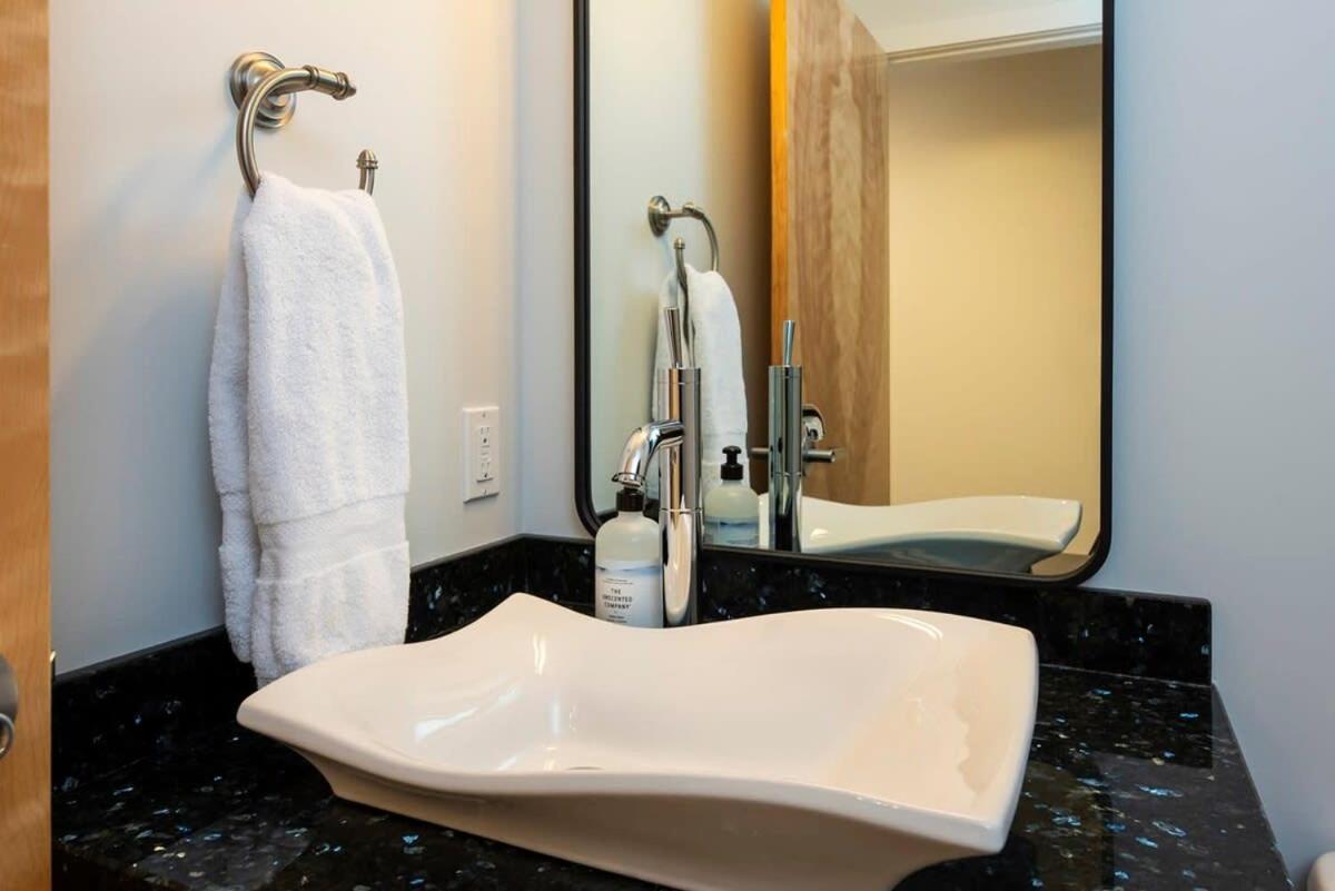 Nn - The Flame - Downtown 1-Bed 2-Bath Villa Whitehorse Bagian luar foto